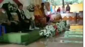 Viral! Resepsi Pernikahan Terendam Banjir, Tamu Tetap Antusias Datang