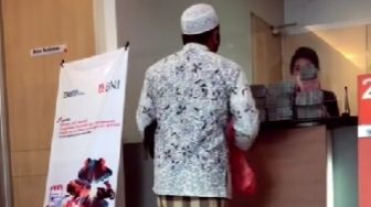 Viral Bapak-bapak Pakai Sarung Setor Uang Bergepok-gepok Gunakan Kantong Kresek, Publik Langsung Insecure