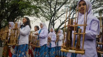 Pelajar memainkan alat musik tradisional angklung saat deklarasi Bandung Kota Angklung di Balai Kota, Bandung, Jawa Barat, Sabtu (21/5/2022). [ANTARA FOTO/Novrian Arbi/rwa]