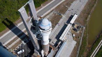 Roket United Launch Alliance Atlas V dengan kapsul ruang angkasa Boeing CST-100 Starliner berada di fasilitas Integrasi Vertikal di Space Launch Complex 41 menjelang misi Orbital Flight Test-2 di Cape Canaveral Space Force Station, Florida, Amerika Serikat, Rabu (18/5/2022). [Joel KOWSKY / NASA / AFP]
