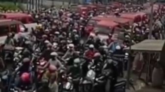 Dua Angkot Tabrakan di Tambak Serang, Kemacetan Panjang Terjadi