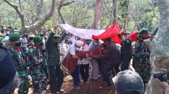 Achmad Yurianto Dimakamkan di Samping Pusara Sang Ibu