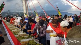 Ribuan Warga Maluku Bikin Rekor Dunia Makan Papeda Terbanyak dan Terpanjang di Jembatan Merah Putih Ambon