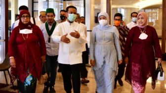 Gubernur Khofifah Indar Parawansa Jadi Rebutan Swafoto Pada Pesta Pernikahan di Kota Makassar