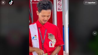 Gemes Banget! Viral Pegawai SPBU Momong Kucing Dalam Saku Sambil Bekerja, Netizen: Pake Penglaris Ya