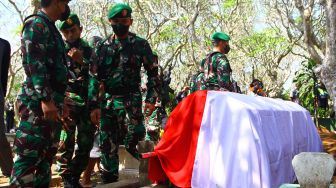 Anggota TNI dari Yonkes 2/Divif 2 Kostrad bersiap melakukan upacara pemakaman jenazah almarhum Achmad Yurianto untuk dimakamkan di pemakaman umum Dadaprejo, Batu, Jawa Timur, Minggu (22/5/2022). ANTARA FOTO/Ari Bowo Sucipto
