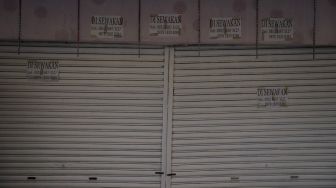 Kertas bertuliskan disewakan terpasang di salah satu kios yang tutup di Mal Blok M, Jakarta, Minggu (22/5/2022). [Suara.com/Angga Budhiyanto]