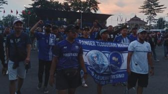 Aremania Sambut 300 Panser Biru di Stadion Kanjuruhan Malang