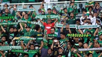 Galeri Foto Basuh Rindu Kembalinya Suporter ke Stadion di Laga Persebaya Surabaya vs Persis Solo