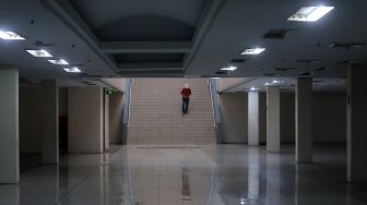 Warga berjalan menuruni tangga di Mal Blok M, Jakarta, Minggu (22/5/2022). [Suara.com/Angga Budhiyanto]