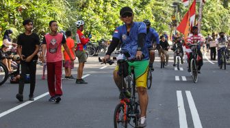 Warga bersepeda saat Hari Bebas Kendaraan Bermotor atau Car Free Day (CFD) di Jalan Darmo, Surabaya, Jawa Timur, Minggu (22/5/2022). ANTARA FOTO/Didik Suhartono