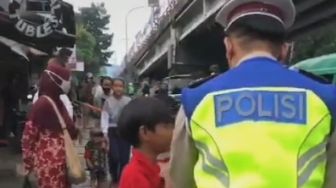 Rengek Dua Bocah yang Naik Motor di Jalan Raya Saat Ditangkap Polisi, Publik Gemas dengan Orang Tuanya
