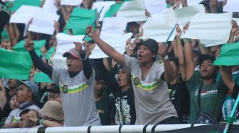 Puluhan ribu Bonek memadati Stadion Gelora Bung Tomo (GBT) dalam laga Persebaya Surabaya melawan Persis Solo, Minggu (22/5/2022) sore. [Suara.com/Ronald Seger Prabowo]