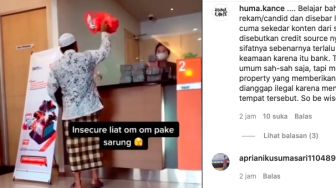 Insecure! Pria Berpeci, Bersarung Pakai Sandal Jepit Bawa Uang Gepokan di Kantong Kresek, Netizen: The Real Haji
