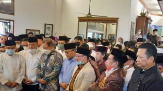 Melayat Fahmi Idris, Akbar Tanjung Merasa Sangat Kehilangan Teman Seperjuangan Angkatan 66