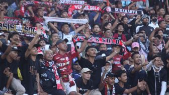 Suporter Persis Solo memadati sebagian tribun Stadion Gelora Bung Tomo (GBT) dalam laga melawan Persebaya Surabaya Minggu (22/5/2022) sore. [Suara.com/Ronald Seger Prabowo]
