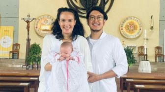 Anak Dimas Anggara Dibaptis, Pakai Baju Nadine Chandrawinata 38 Tahun Lalu
