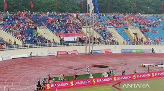 Diguyur Hujan, Suporter Indonesia Tetap Setia Tonton Laga Timnas vs Malaysia