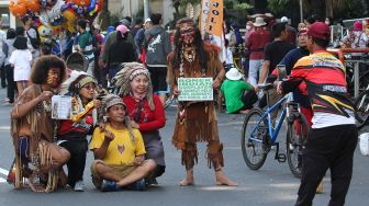 Warga berfoto bersama saat Hari Bebas Kendaraan Bermotor atau Car Free Day (CFD) di Jalan Darmo, Surabaya, Jawa Timur, Minggu (22/5/2022). ANTARA FOTO/Didik Suhartono

