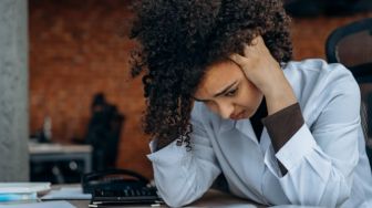 Sering Alami Stres Akibat Pekerjaan? Ikuti 4 Tips Mengatasinya