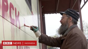 Daftar Kota-kota Ukraina yang Diserbu Rusia Tertera di Tembok Mal