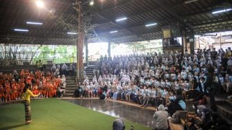 Wisatawan mengikuti pertunjukan angklung di Saung Angklung Udjo, Bandung, Jawa Barat, Senin (23/5/2022). ANTARA FOTO/Raisan Al Farisi

