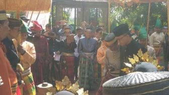 Raja Sanrobone Beri Gelar Adat Kepada Rektor Universiti Kebangsaan Malaysia di Kabupaten Takalar