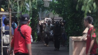 Pekerja membawa bangku saat membongkar dekorasi pernikahan di kediaman Maudy Ayunda di kawasan Cilandak, Jakarta, Senin (23/5/2022). [Suara.com/Angga Budhiyanto]