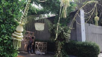 Pekerja membongkar dekorasi pernikahan di kediaman Maudy Ayunda di kawasan Cilandak, Jakarta, Senin (23/5/2022). [Suara.com/Angga Budhiyanto]