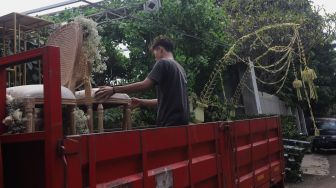 Pekerja menaikkan bangku ke atas truk saat membongkar dekorasi pernikahan di kediaman Maudy Ayunda di kawasan Cilandak, Jakarta, Senin (23/5/2022). [Suara.com/Angga Budhiyanto]