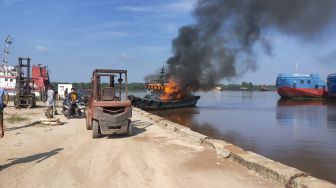 Tugboat Penarik Tongkang di Perairan Sungai Kapuas Terbakar, Anak Buah Kapal Kocar-kacir