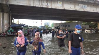 Tanggul Laut Jebol, Kendaraan Pekerja Pelabuhan Tanjung Mas Terendam Banjir Rob