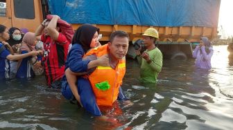 Polisi dan Petugas Gabungan Berjibaku Evakuasi Karyawan PT Lamicitra yang Dihantam Banjir Rob di Semarang
