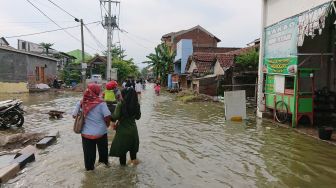 Dampak Banjir Rob Hantam Pesisir Kota Semarang, Pemukiman Terendam hingga Kemacetan Panjang