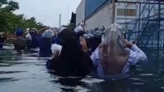 Air Laut Naik Hingga Dada Orang Dewasa di Kawasan Industri Pelabuhan Tanjung Emas Semarang, Ribuan Pekerja Berlarian