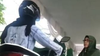 Lagi Tren, Setelah Rombongan Kuda dan Tukang Rumput, Kali Ini Motor PCX Juga Terobos Jalan Hajatan