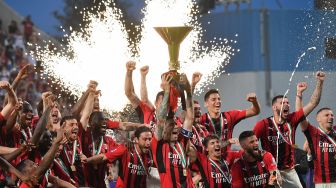 Para pemain AC Milan mengangkat trofi juara Liga Italia setelah AC Milan memenangkan pertandingan sepak bola Serie A Italia antara Sassuolo melawan AC Milan Minggu (22/5/2022) malam waktu setempat atau Senin (23/5/2022) dini hari .  [AFP Photo]