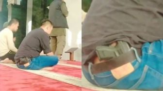 Pria Tertangkap Kamera Selipkan Senjata Api Dalam Celana saat Salat di Masjid, Publik Cemaskan Hal ini