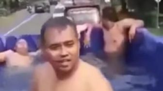 Bikin Heboh Jalanan, Bapak-bapak Ini Berenang di Atas Truk