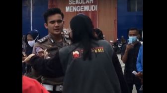 Tak Terima Anaknya Tak Lulus Ujian Praktek SIM, Emak-Emak Nekat Bentak Polisi hingga Jadi Tontonan Publik