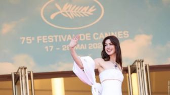 Jadi Trending Topic, 4 Potret Mempesona Anne Hathaway di Festival Film Cannes