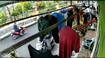 Terekam CCTV! Detik-detik Pria di Kembangan Jakbar Tertangkap Warga saat Curi Bra di Jemuran