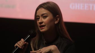 Pemain film Mengejar Surga, Kimberly Ryder memberikan keterangan saat acara &quot;Press Screening&quot; film terbarunya di XXI Epicentrum Kuningan, Jakarta, Senin (23/5/2022). [Suara.com/Angga Budhiyanto]