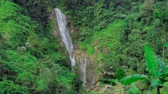 Curug Cibadak Keindahan Air Terjun di Tepi Jalan