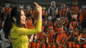 Wisatawan mengikuti pertunjukan angklung di Saung Angklung Udjo, Bandung, Jawa Barat, Senin (23/5/2022). ANTARA FOTO/Raisan Al Farisi
