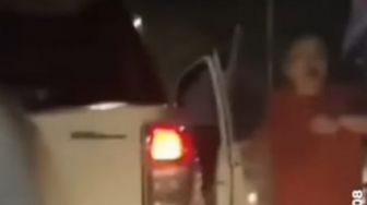 Pengemudi Toyota Rush Nekat Serobot Antrean, Diprotes Pengendara di Jalan Malah Ngamuk-ngamuk