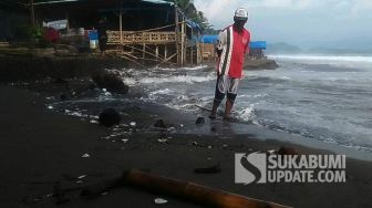 Termasuk Pantai Istana Negara, Perairan Palabuhanratu Diterjang Amukan Gelombang Tinggi