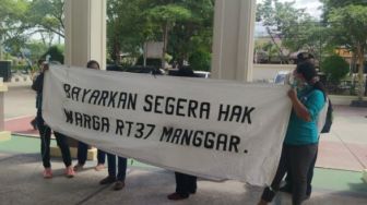 Uang Konsinyasi Tol Balsam Belum Diberikan, Warga RT 37 Manggar Geruduk Pengadilan Negeri