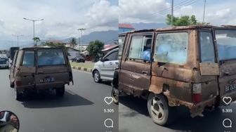 Kondisi Mobil Tua Ini Jadi Sorotan, Warganet: Auto Terbelah Ketemu Polisi Tidur