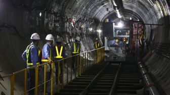 Pekerja menyelesaikan pembangunan jalur MRT Jakarta fase 2A CP201 di Jalan MH. Thamrin, Jakarta, Selasa (24/5/2022).  ANTARA FOTO/Rivan Awal Lingga
